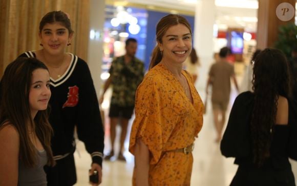 Grazi Massafera e a filha foram flagradas por um paparazzo em um shopping no bairro do Leblon, na Zona Sul do Rio de Janeiro