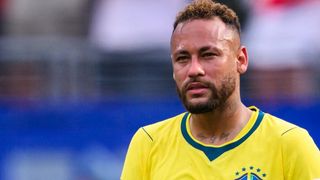 Neymar vai sair do Santos? Fora da Copa 2026 e de férias, jogador terá conversa decisiva com clube após forte pedido do pai: 'Continue a jogar futebol'