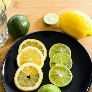 Benefícios da água com limão vem, em sua maioria, das vitaminas C presentes na fruta