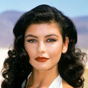 Aos 55 anos, Catherine continua atraindo atenção por seu visual sofisticado e por sua pele visivelmente bem cuidada — o que também a coloca frequentemente no centro de especulações sobre cirurgias plásticas.