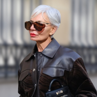 Nem preto, nem branco: o tênis Adidas na cor '101 Dálmatas' é perfeito para mulheres estilosas 50+ neste Inverno; e daria inveja até na Cruella de Vil
