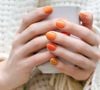 Coral, branco quebrado e azul bebê: conheça os esmaltes que são tendência neste mês