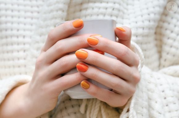 Coral, branco quebrado e azul bebê: conheça os esmaltes que são tendência neste mês