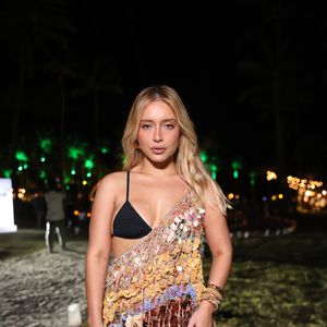 Vestido curto de renda foi aposta de Maria Braz no pré-Réveillon de Trancoso