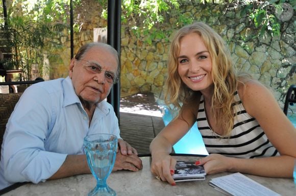 Mansão de Ivo Pitanguy é integrada na Mata Atlântica e tem 6 quartos, sendo 3 suítes, além de 5 quartos de apoio - na foto, Angélica em gravação na casa de luxo do cirurgião