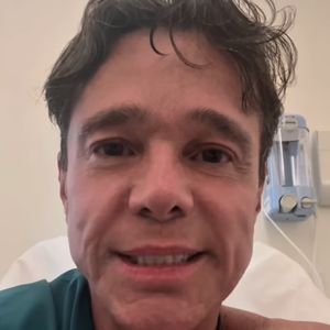 Com câncer, cantor Netinho raspou o próprio cabelo antes de iniciar tratamento