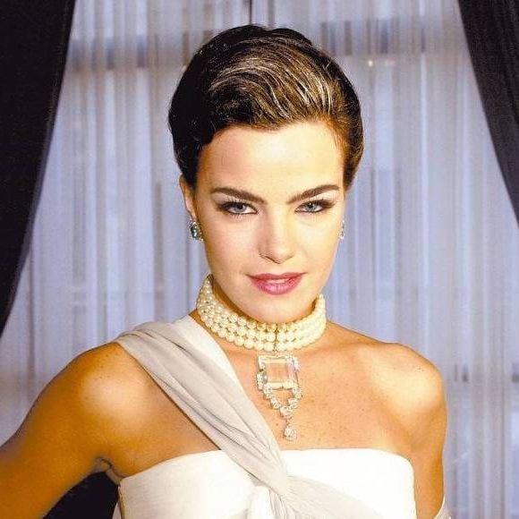 2004: na minissérie 'Um Só Coração', Ana Paula Arósio usou um visual diferente mais uma vez