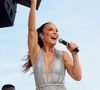 Ivete Sangalo aciona o botão do microfone que direciona a mensagem apenas para a equipe do backstage. ‘Vou tirar você’, diz a baiana