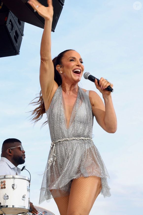 Ivete Sangalo aciona o botão do microfone que direciona a mensagem apenas para a equipe do backstage. ‘Vou tirar você’, diz a baiana