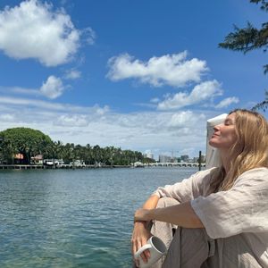 Gisele Bündchen contou ter substituído o café pelo chá de dente-de-leão para evitar a ansiedade e melhorar sua saúde