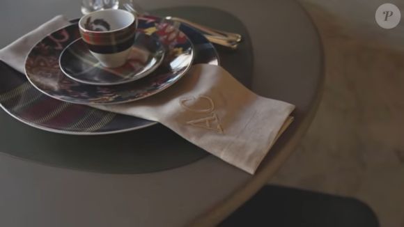 Ana Castela tem objetos, como guardanapos, personalizados em sua casa