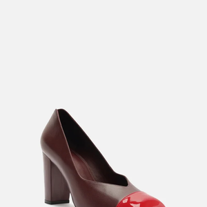 O Scarpin Margot Vermelho Salto Bloco, da Arezzo, custa R$ 399,90 e reúne biqueira quadrada, salto bloco de 8,7 cm e combinação de materiais. O modelo tem detalhes em camurcina, verniz e nylon transparente, além de recorte em V no cabedal e tira larga nas laterais