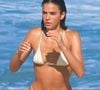 Bruna Marquezine elegeu um biquíni branco para curtir o sol
