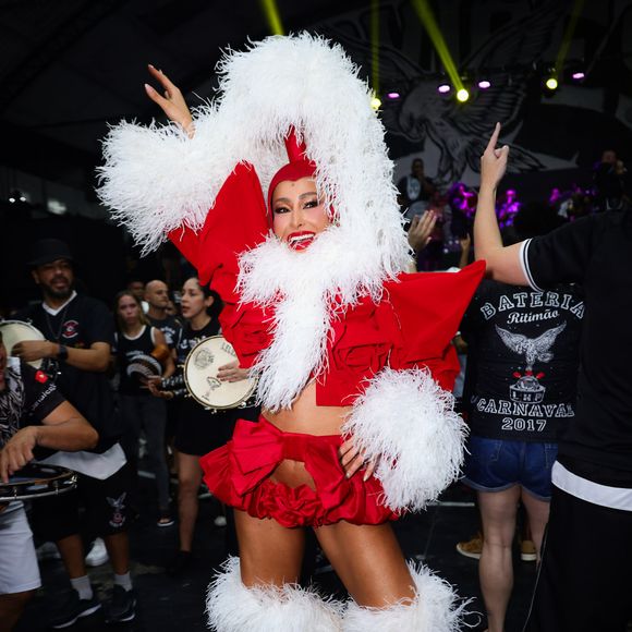 Sabrina Sato escolheu roupa recortada e extravagante de Mamãe Noel para ensaio de carnaval