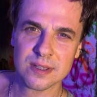 'Não é fácil': aos 43 anos, ex-galã da Globo começa 2026 vendendo cerveja no maior Réveillon do mundo após ter bar multado