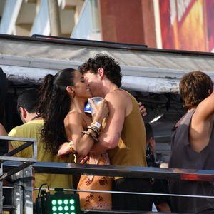 Bruna Marquezine e Shawn Mendes quase se beijaram diante da multidão