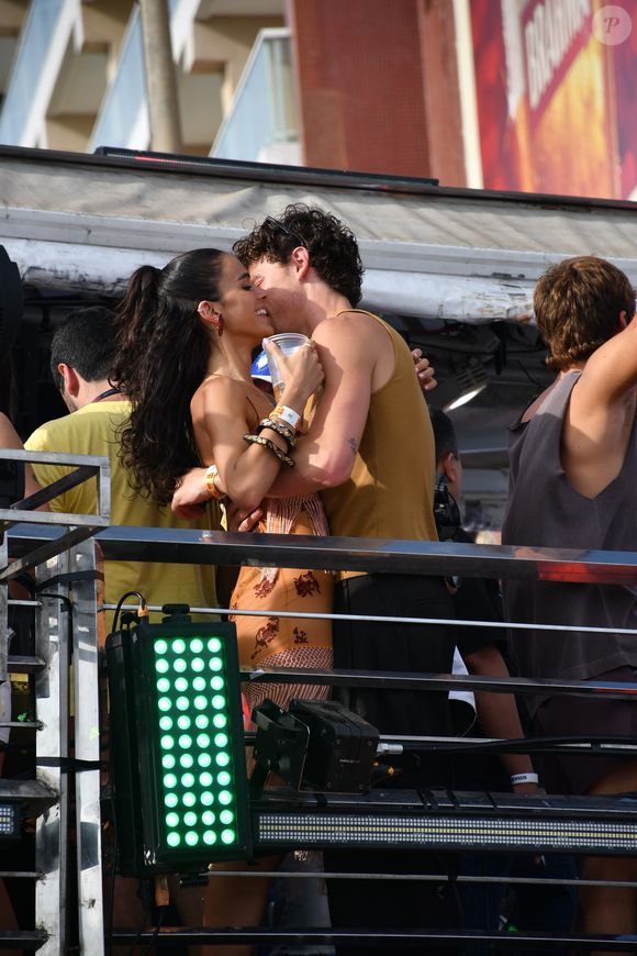 Bruna Marquezine e Shawn Mendes quase se beijaram diante da multidão