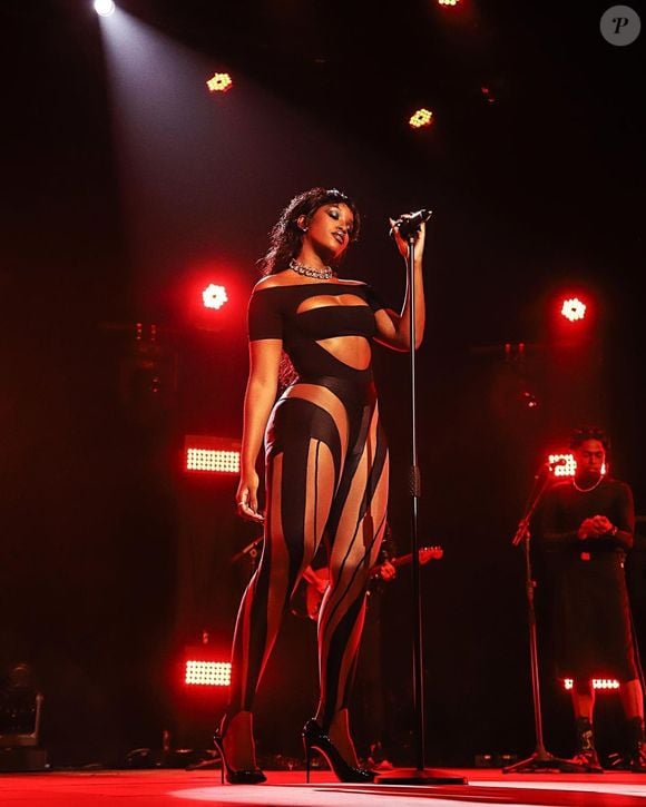 Iza usou a calça da Mugler para cantar no 'Fantástico' com styling de Bianca Jahara