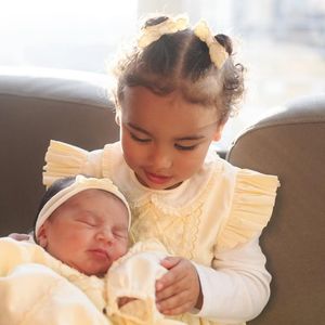 Após o nascimento de Mel, a pequena Mavie já posou em foto com Mel.