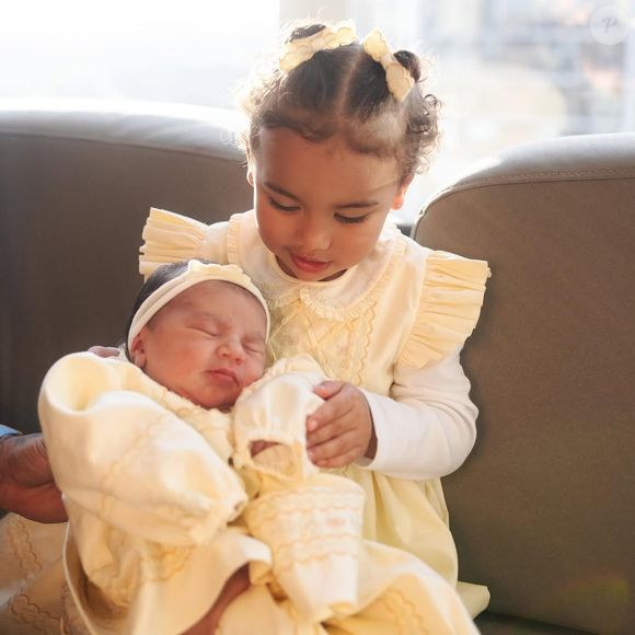 Após o nascimento de Mel, a pequena Mavie já posou em foto com Mel.