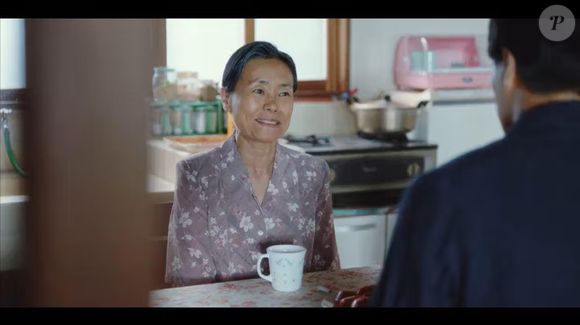 Kang Ae-shim fez um papel divertido em 'Trabalho Honesto'. No dorama, ela vive Lee Bok-soon, uma das moradoras de uma vila rural da Coreia nos anos 90