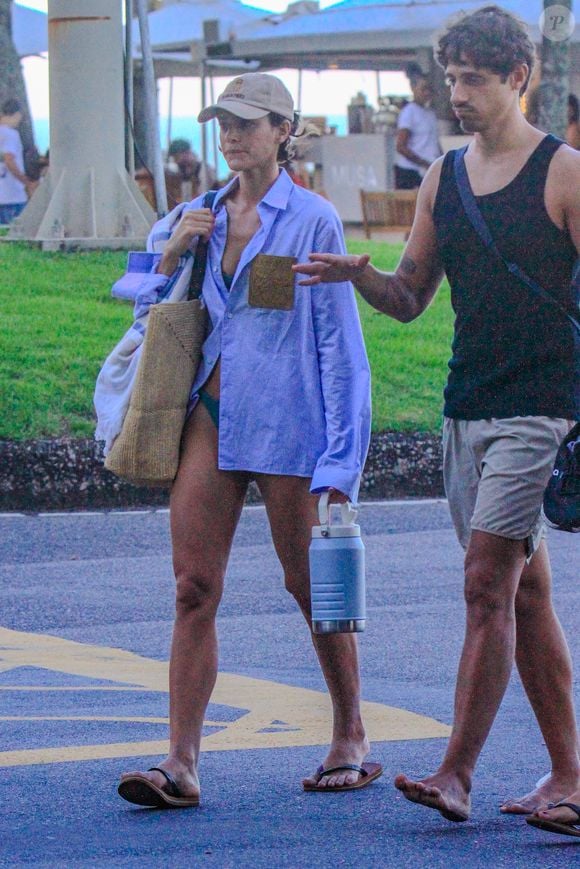 A atriz Bruna Marquezine, de 30 anos, foi vista aproveitando uma praia na Zona Sul do Rio de Janeiro ao lado de amigos, entre eles Daniel Campos nesta quinta-feira (7)