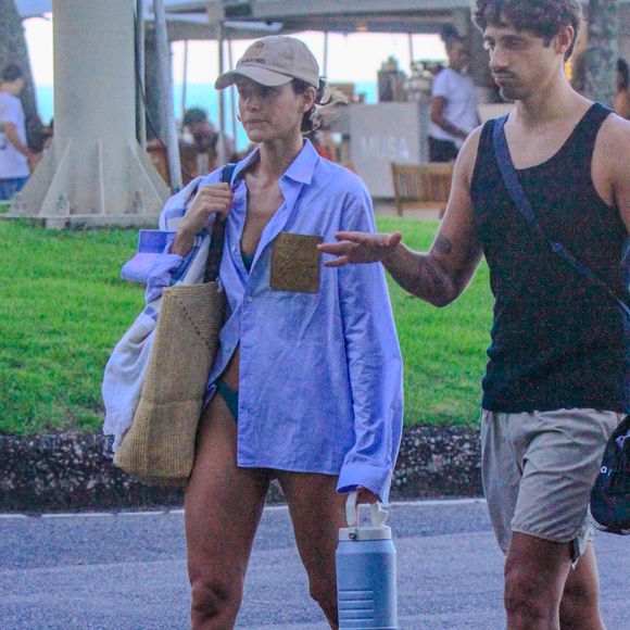 A atriz Bruna Marquezine, de 30 anos, foi vista aproveitando uma praia na Zona Sul do Rio de Janeiro ao lado de amigos, entre eles Daniel Campos nesta quinta-feira (7)