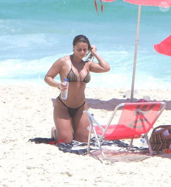 Neste outro, Viviane Araújo usava um biquíni preto com detalhes - com destaque para suas pernas torneadas