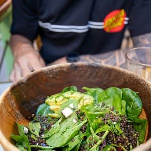 Salada de lentilha pode ser feita com alface, rúcula, folhas diversas e até componentes como tomate e cenoura