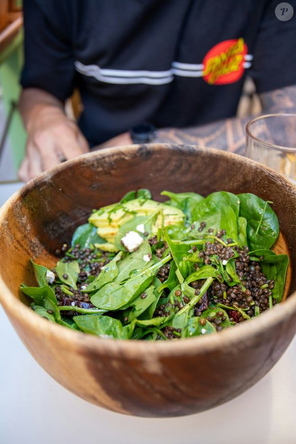 Salada de lentilha pode ser feita com alface, rúcula, folhas diversas e até componentes como tomate e cenoura