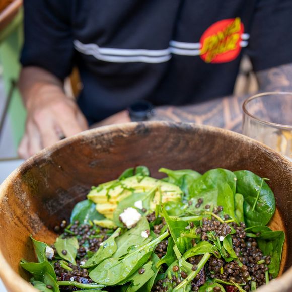Salada de lentilha pode ser feita com alface, rúcula, folhas diversas e até componentes como tomate e cenoura