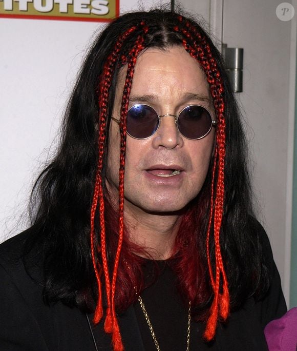 Sempre com o cabelo comprido, Ozzy Osbourne também ousou com alguns acessórios