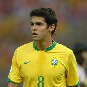 O ex-meia da Seleção Brasileira reagiu à repercussão envolvendo seu sósia e uma revista masculina