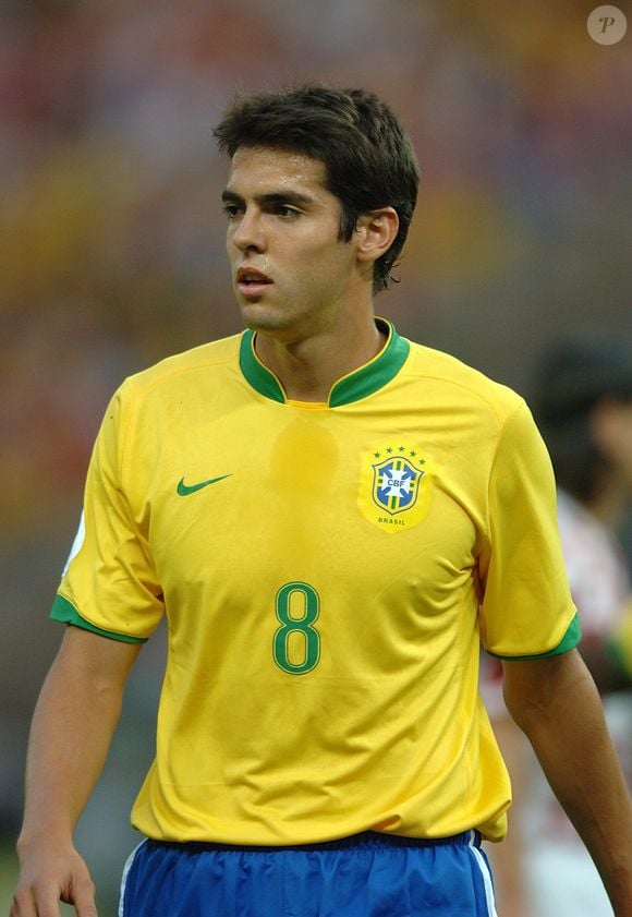 O ex-meia da Seleção Brasileira reagiu à repercussão envolvendo seu sósia e uma revista masculina