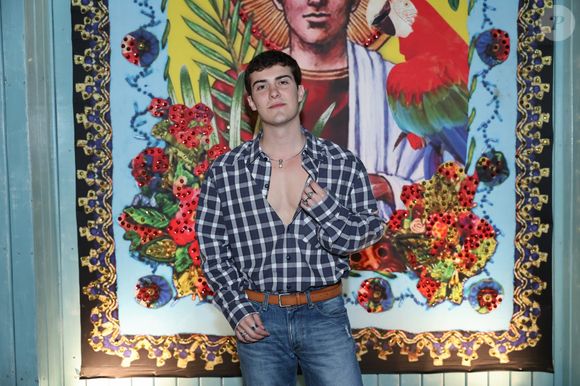 Arraial da Arara 2025: o ator Caio Manhente exibiu o peitoral em uma blusa de botão