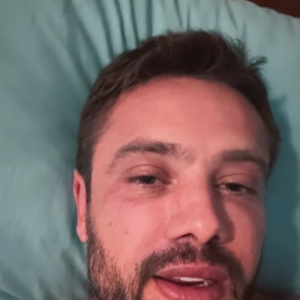 Rafael Cardoso mostrou sua aparência atual e disse que o rosto ainda está inchado devido ao procedimento