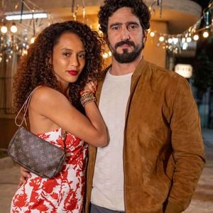 Ivan (Renato Góes) convida Raquel (Taís Araújo) para jantar, após a conferência, nos próximos capítulos da novela 'Vale Tudo'. Ali a empresária conta que a Paladar está fornecendo comida para a TCA.