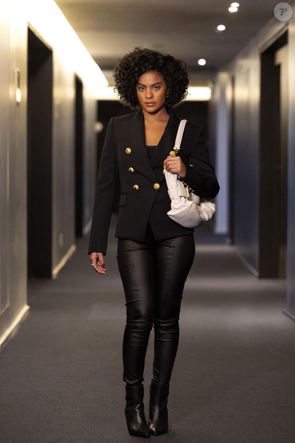 Após encerrar as gravações de "Vale Tudo", Bella Campos decidiu aproveitar os primeiros dias de férias para investir em uma mudança sutil no visual