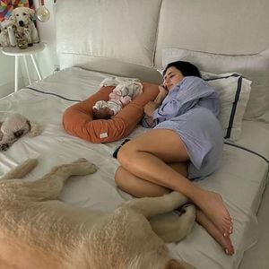De acordo com a educadora, crianças que dormem acompanhadas podem sincronizar a respiração e a circulação com o adulto, o que, segundo ela, ajudaria a diminuir a ansiedade durante a noite