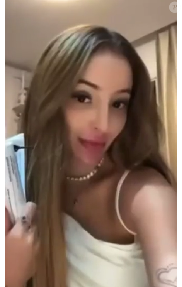 Any Awuada revelou recentemente na web que recebeu alguns processos.