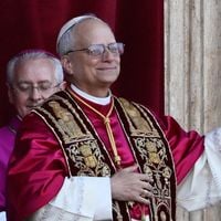 Pouco antes da fumaça branca revelar eleição do Papa Leão XIV, quase ninguém reparou nesse momento NOJENTO e BEM NATURAL. Se não viu, veja agora!
