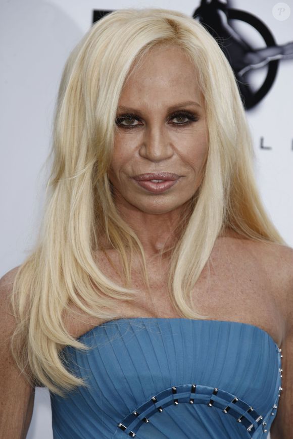 2009: em tapetes vermelhos, Donatella Versace raramente sorria para as câmeras