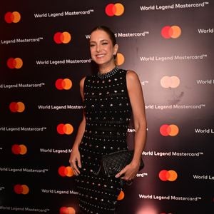 Ticiane Pinheiro escolheu um vestido preto justo e midi