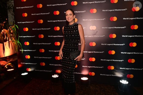 Ticiane Pinheiro escolheu um vestido preto justo e midi