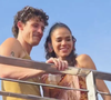 Enquanto estavam em cima do trio, Shawn Mendes e Bruna Marquezine foram flagrados por fãs em um momento íntimo
