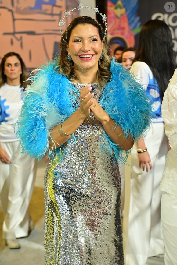 Carnaval 2026: Janja desfila pela Acadêmicos de Niterói com vestido prateado e plumas azuis enquanto Lula assiste do camarote