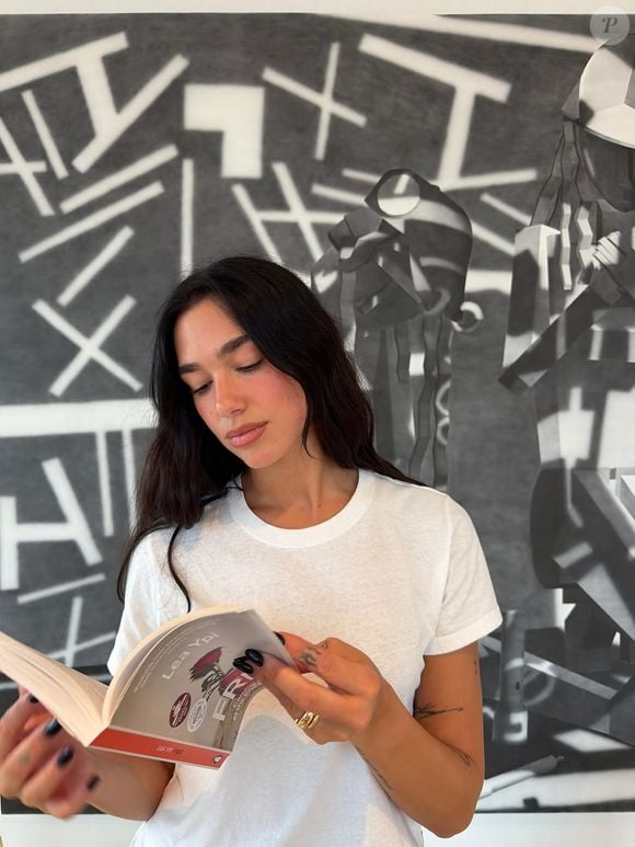 As seções de cada ficha podem conter o título do livro, nome do autor, gênero, número de páginas e o mês em que a leitura foi concluída