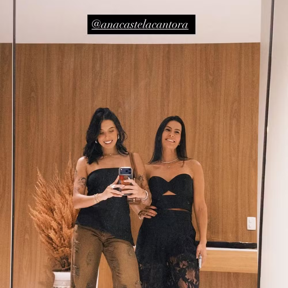 Ana Castela escolheu usar a calça no último dia 23 e exibiu o look em uma foto de espelho ao lado da mãe, a empresária Michele Castela