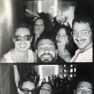 Em uma nova foto, Bruna Marquezine apareceu ao lado de Danilo e outros amigos em uma cabine de fotos instantâneas
