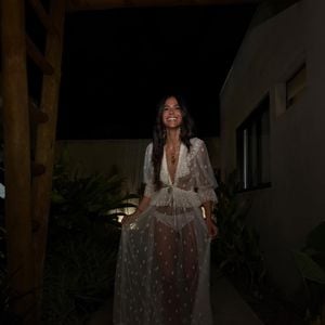 A escolha de Bruna Marquezine para o Réveillon mostra como vestidos longos, fluidos e com detalhes delicados continuam entre as apostas mais elegantes da estética boho-romântica